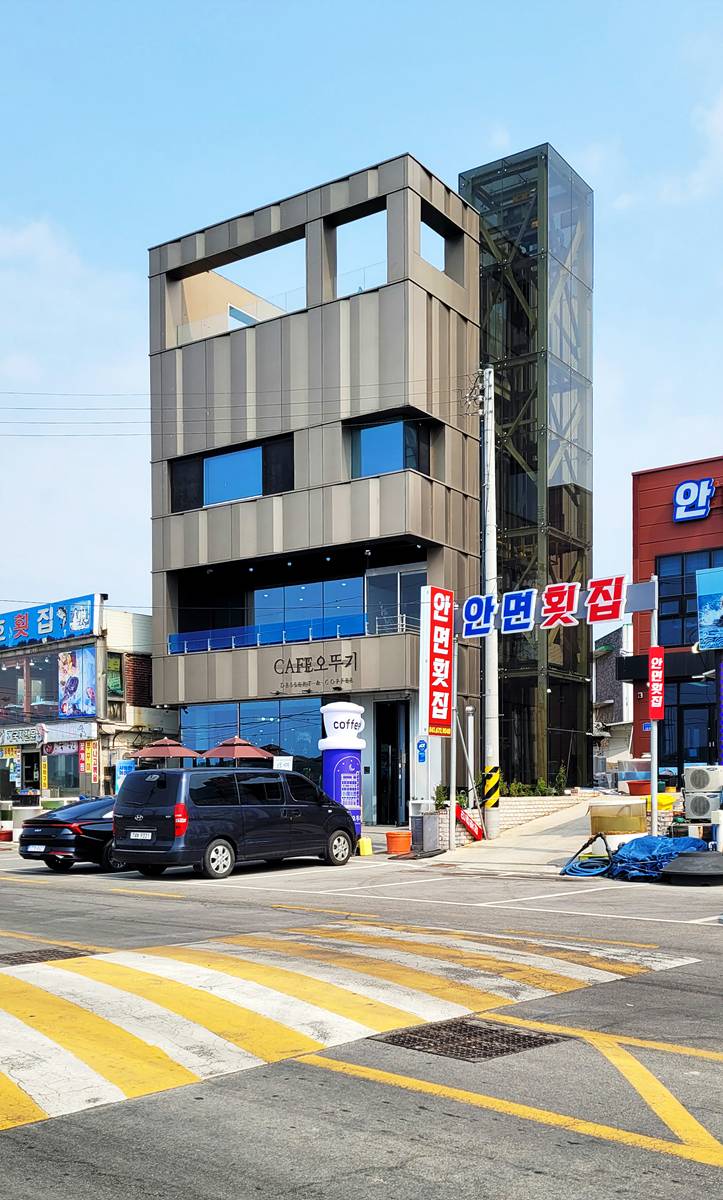 안면도 상가주택 (오뚜기CAFE) — 복합패널 SUPERLIGHT BRONZE SHORTLINE BRUSH 적용 사례
